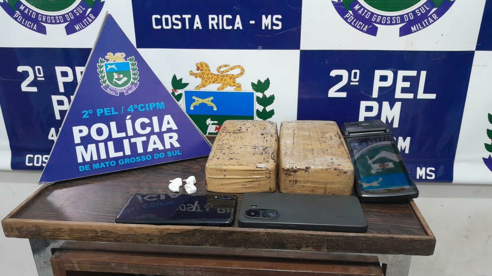 Imagem de compartilhamento para o artigo Traficantes monitorados pela PM são presos após esconderem 2 kg de pasta base de cocaína em cesta básica em Costa Rica da MS Todo dia